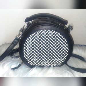 Black & White Stripe Patterned Crossbody Bag